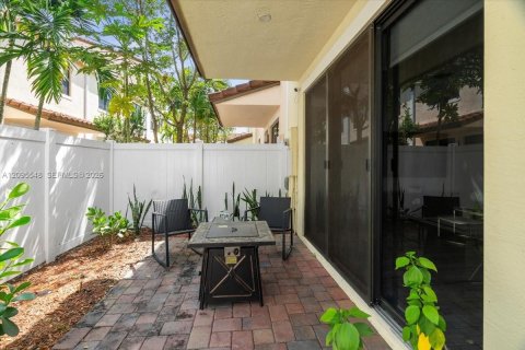 Townhouse in Pembroke Pines, Florida 3 bedrooms, 157.19 sq.m. № 2392112 - photo 15