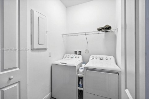 Townhouse in Pembroke Pines, Florida 3 bedrooms, 157.19 sq.m. № 2392112 - photo 24