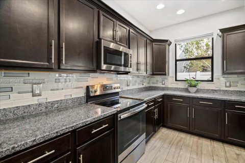 Townhouse in Pembroke Pines, Florida 3 bedrooms, 157.19 sq.m. № 2392112 - photo 12