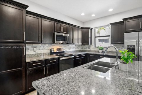 Townhouse in Pembroke Pines, Florida 3 bedrooms, 157.19 sq.m. № 2392112 - photo 9
