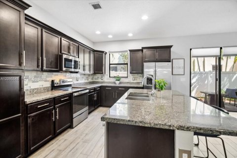 Townhouse in Pembroke Pines, Florida 3 bedrooms, 157.19 sq.m. № 2392112 - photo 5
