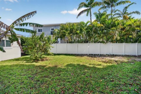 House in Key Largo, Florida 2 bedrooms, 82.22 sq.m. № 2076460 - photo 14