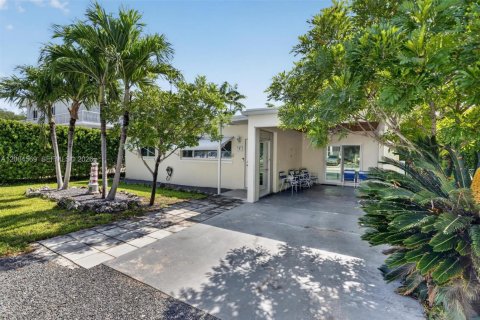 House in Key Largo, Florida 2 bedrooms, 82.22 sq.m. № 2076460 - photo 3