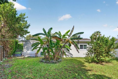 House in Key Largo, Florida 2 bedrooms, 82.22 sq.m. № 2076460 - photo 12