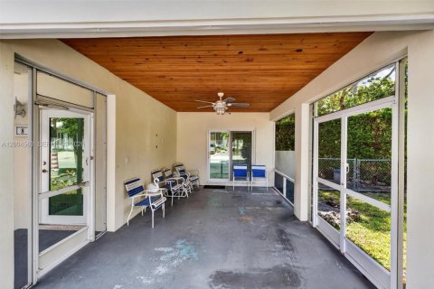 House in Key Largo, Florida 2 bedrooms, 82.22 sq.m. № 2076460 - photo 13