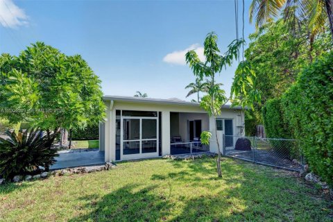House in Key Largo, Florida 2 bedrooms, 82.22 sq.m. № 2076460 - photo 10