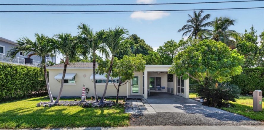 House in Key Largo, Florida 2 bedrooms, 82.22 sq.m. № 2076460