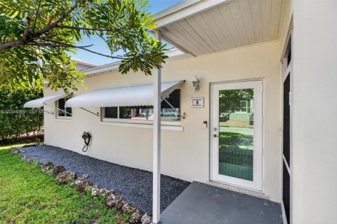 House in Key Largo, Florida 2 bedrooms, 82.22 sq.m. № 2076460 - photo 6