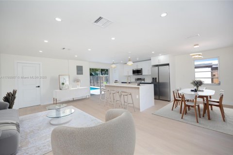 House in Pompano Beach, Florida 3 bedrooms № 1699084 - photo 2