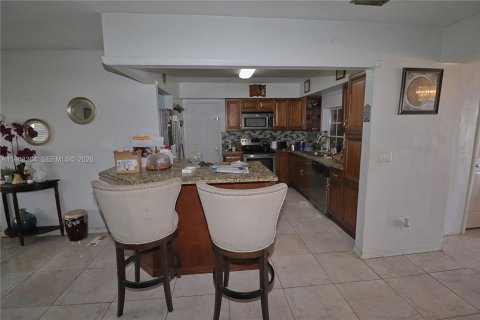 House in Pembroke Pines, Florida 4 bedrooms, 180.14 sq.m. № 2000304 - photo 6