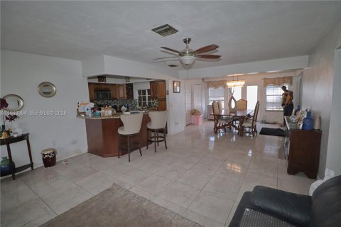 House in Pembroke Pines, Florida 4 bedrooms, 180.14 sq.m. № 2000304 - photo 2