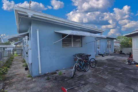 House in Pembroke Pines, Florida 4 bedrooms, 180.14 sq.m. № 2000304 - photo 11