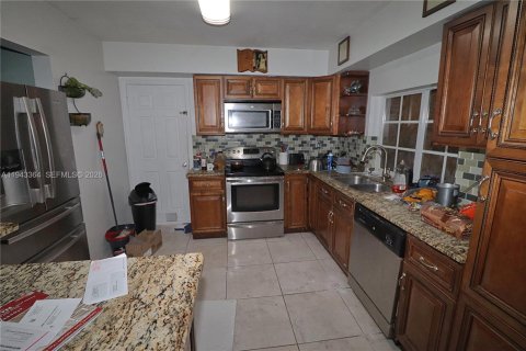 House in Pembroke Pines, Florida 4 bedrooms, 180.14 sq.m. № 2000304 - photo 5