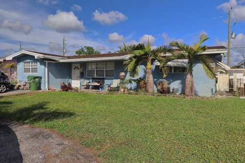 House in Pembroke Pines, Florida 4 bedrooms, 180.14 sq.m. № 2000304