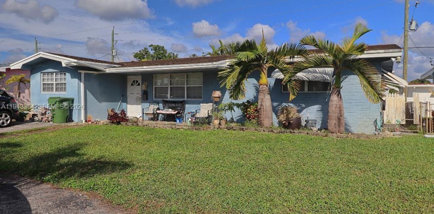 House in Pembroke Pines, Florida 4 bedrooms, 180.14 sq.m. № 2000304