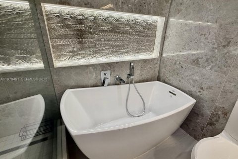 Condo in Miami Beach, Florida, 2 bedrooms № 2046113 - photo 29