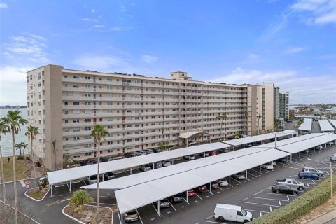 Condo in Gulfport, Florida, 3 bedrooms № 2303169