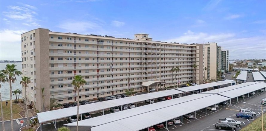 Condominio en Gulfport, Florida, 3 dormitorios  № 2303169