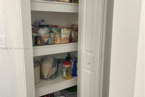 Villa ou maison à vendre à Miami, Floride: 4 chambres, 173.91 m2 № 2011325 - photo 12