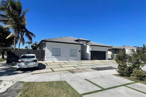 Villa ou maison à vendre à Miami, Floride: 4 chambres, 173.91 m2 № 2011325 - photo 3