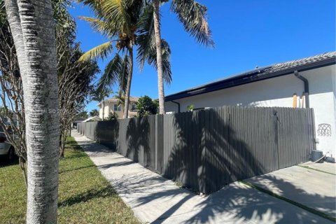 Villa ou maison à vendre à Miami, Floride: 4 chambres, 173.91 m2 № 2011325 - photo 4