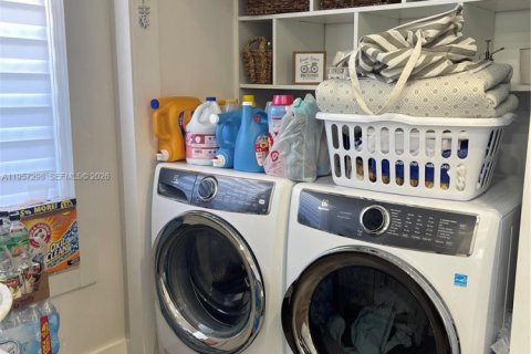 Villa ou maison à vendre à Miami, Floride: 4 chambres, 173.91 m2 № 2011325 - photo 13