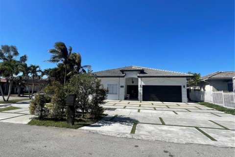 Villa ou maison à vendre à Miami, Floride: 4 chambres, 173.91 m2 № 2011325 - photo 2