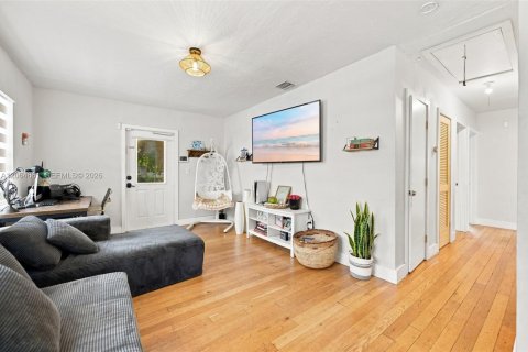 House in Miami Springs, Florida 4 bedrooms, 131.64 sq.m. № 2301881 - photo 5
