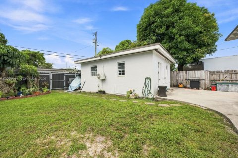 House in Miami Springs, Florida 4 bedrooms, 131.64 sq.m. № 2301881 - photo 23