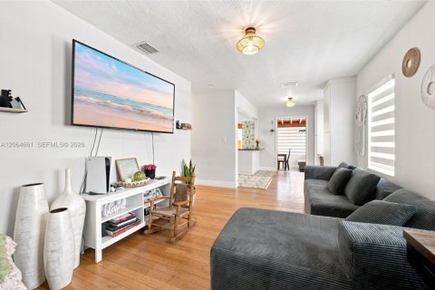 House in Miami Springs, Florida 4 bedrooms, 131.64 sq.m. № 2301881 - photo 6