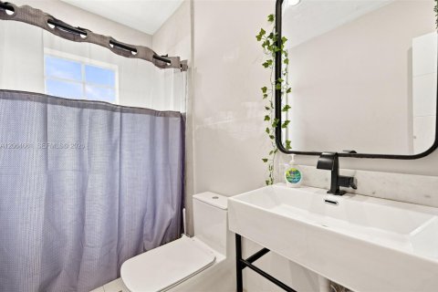 House in Miami Springs, Florida 4 bedrooms, 131.64 sq.m. № 2301881 - photo 21
