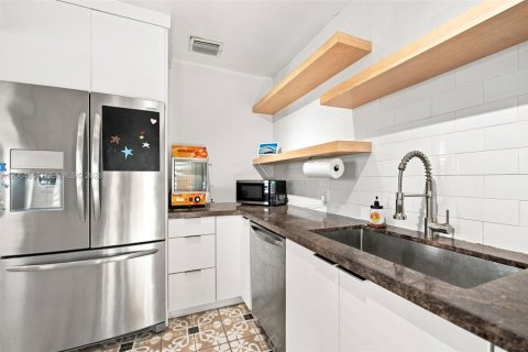 House in Miami Springs, Florida 4 bedrooms, 131.64 sq.m. № 2301881 - photo 9