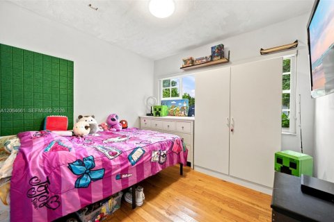 House in Miami Springs, Florida 4 bedrooms, 131.64 sq.m. № 2301881 - photo 20
