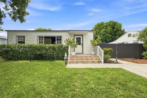 House in Miami Springs, Florida 4 bedrooms, 131.64 sq.m. № 2301881