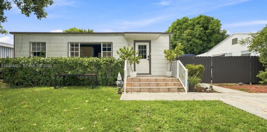House in Miami Springs, Florida 4 bedrooms, 131.64 sq.m. № 2301881