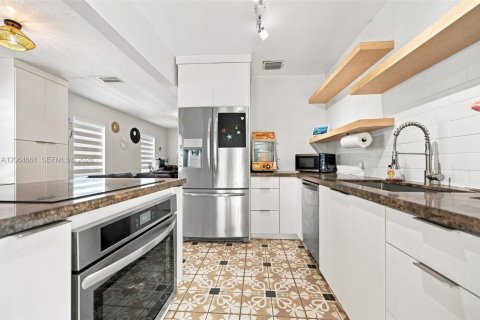 House in Miami Springs, Florida 4 bedrooms, 131.64 sq.m. № 2301881 - photo 10