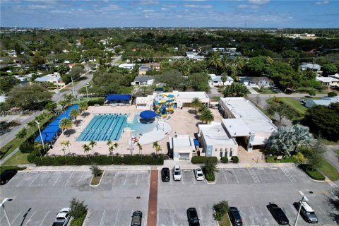 House in Miami Springs, Florida 4 bedrooms, 131.64 sq.m. № 2301881 - photo 30