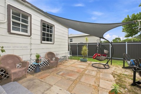 House in Miami Springs, Florida 4 bedrooms, 131.64 sq.m. № 2301881 - photo 22