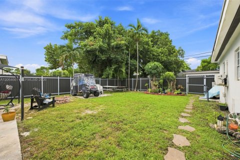 House in Miami Springs, Florida 4 bedrooms, 131.64 sq.m. № 2301881 - photo 26