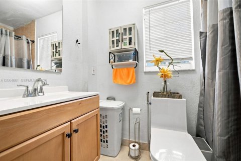 House in Miami Springs, Florida 4 bedrooms, 131.64 sq.m. № 2301881 - photo 17