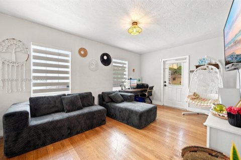 House in Miami Springs, Florida 4 bedrooms, 131.64 sq.m. № 2301881 - photo 4