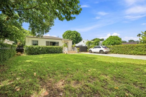 House in Miami Springs, Florida 4 bedrooms, 131.64 sq.m. № 2301881 - photo 2