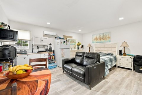 House in Miami Springs, Florida 4 bedrooms, 131.64 sq.m. № 2301881 - photo 13