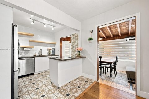 House in Miami Springs, Florida 4 bedrooms, 131.64 sq.m. № 2301881 - photo 7