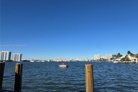 Condominio en alquiler en North Miami Beach, Florida, 2 dormitorios, 105.26 m2 № 1995204 - foto 10