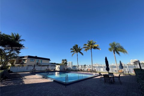 Снять в аренду кондоминиум в Норт-Майами-Бич, Флорида 2 спальни, 105.26м2, № 1995204 - фото 18