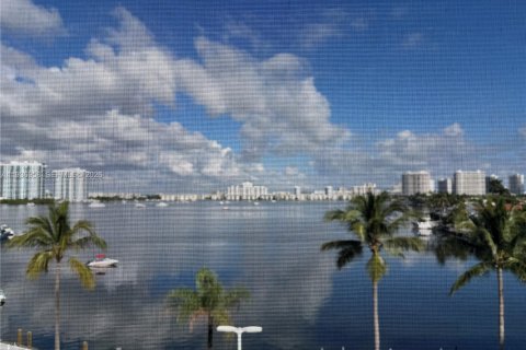 Condominio en North Miami Beach, Florida, 2 dormitorios  № 1995204