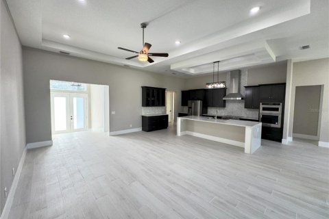 House in Apopka, Florida 4 bedrooms, 241.92 sq.m. № 1916891 - photo 2
