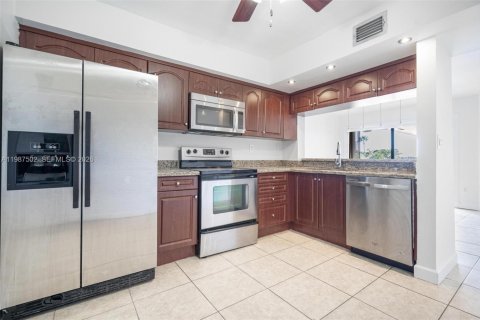 Купить кондоминиум в Майами, Флорида 2 спальни, 124.49м2, № 2051782 - фото 15