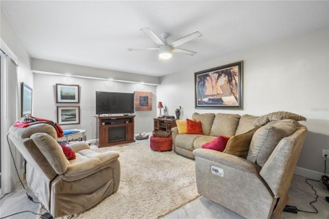Townhouse in Palm Harbor, Florida 2 bedrooms, 124.86 sq.m. № 2383602 - photo 3
